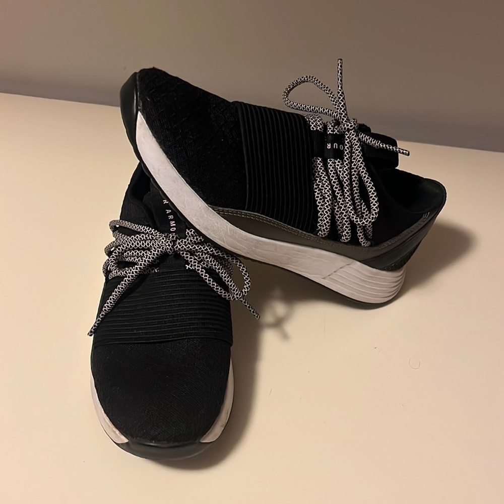 Under Armour Women’s Size 7 athletic shoe